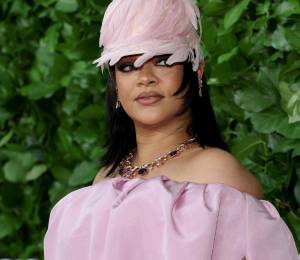 Una mujer fue arrestada tras presuntamente disparar contra la vivienda de Rihanna en Beverly Hills.