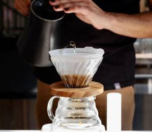 Imagen del proceso de filtrado de café en la cafetería Fankør la cuál se encuentra en el puesto número dos del ranking de Sudamérica y en el once de todo el mundo.