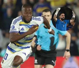 Enner Valencia, delantero de Boca Juniors, junto a Hernán Galíndez, exportero de la selección de Ecuador.