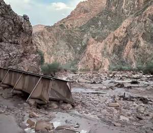 Fotografía publicada por Grand Canyon National Park en su cuenta oficial de Facebook que muestra los daños tras las inundaciones repentinas en el Parque Nacional del Gran Cañón con 15 desaparecidos y decenas de evacuados.