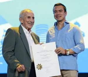 Daniel Noboa entregó reconocimiento al doctor Juan Pablo Tanca Campozano.