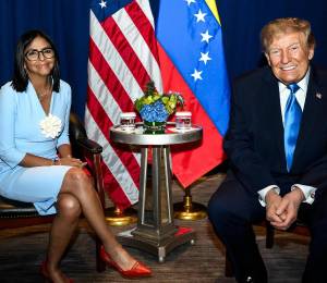 La presidenta interina de Venezuela, Delcy Rodríguez (i), posa junto al presidente de Estados Unidos, Donald Trump.