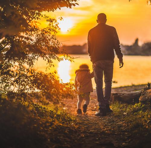 Foto referencial de un padre con su hijo.