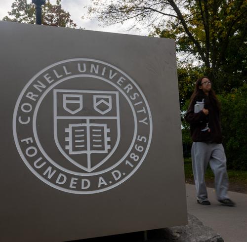 Estudiantes caminando por la Universidad de Cornell.