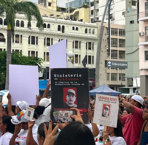 $!Personas con familiares desaparecidos alzan carteles que piden respuestas.