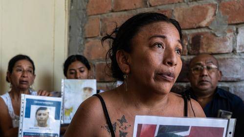 Familiares de los pescadores desaparecidos del barco Fiorella.