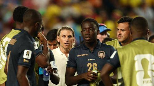 El entrenador argentino de Ecuador, Sebastián Beccacece, reacciona tras la derrota ante Costa de Marfil en el partido del Grupo E del Mundial 2026.