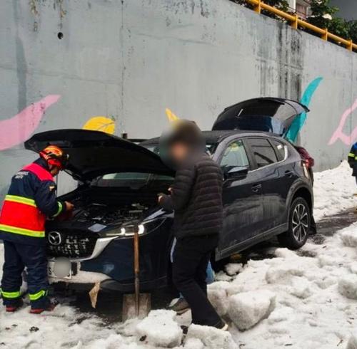 Granizada en Quito deja acumulaciones de hielo de hasta 35 centímetros y provoca emergencias