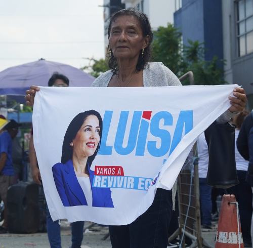 Luisa González sale del Cuartel Modelo de Guayaquil bajo custodia policial tras recibir prisión preventiva