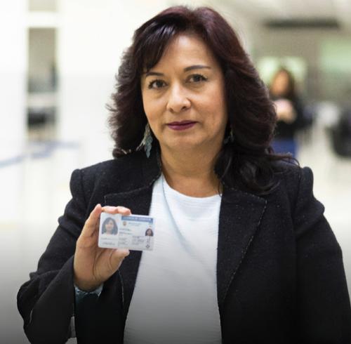 Mujer soteniendo una licencia de conducir en Ecuador.