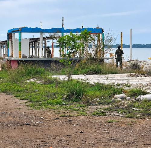 Militares vigilando presunto campo de tiro en Machala.