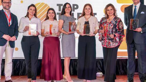 Representantes de empresas premiadas por Revista Vistazo y Merco Ecuador en el evento Top Talent Brands.