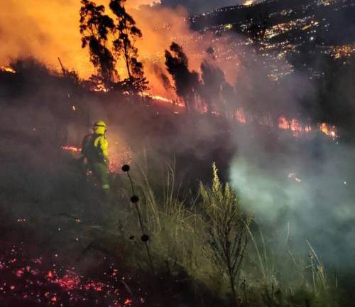Incendio forestal en el sector Sorialoma, oriente de Quito.