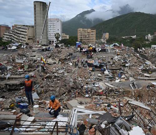 Búsqueda de personas en los escombros de un edificio en La Guaira.