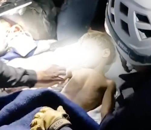 Imágenes de un niño de tres años rescatado después de seis días bajo los escombros, en Venezuela.