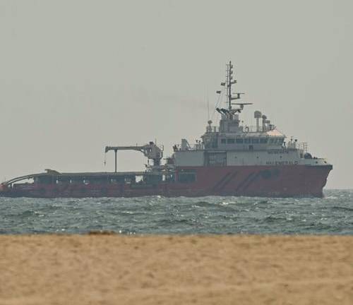 Embarcación navegando cerca de la costa de Ajman.