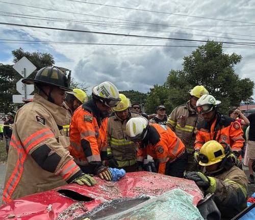Miembros del Cuerpo de Bomberos de Guayaquil atienden la emergencia.