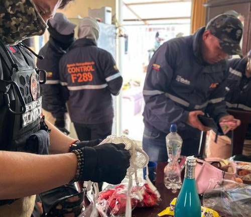 Agentes de la AMC durante un operativo de control en Quito.