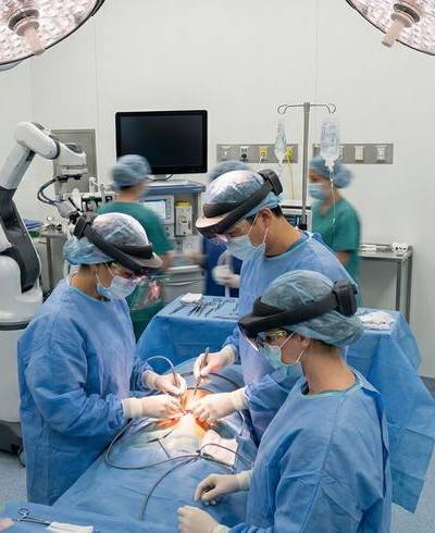 Imagen referencial de una cirugía de alta complejidad para colocación de implantes 3D.