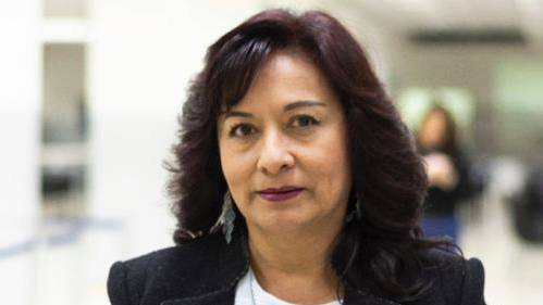 Mujer soteniendo una licencia de conducir en Ecuador.