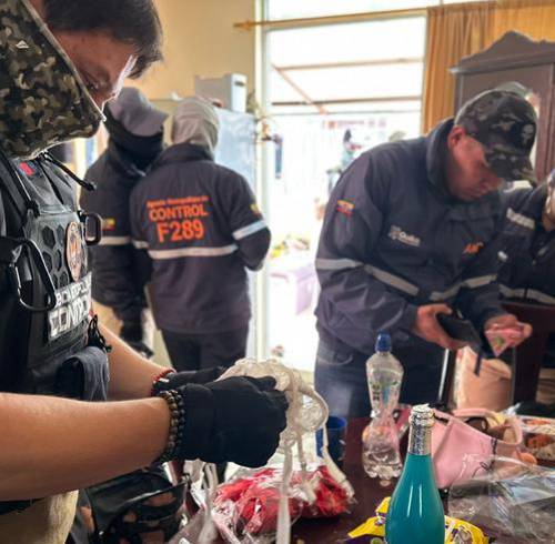 Agentes de la AMC durante un operativo de control en Quito.
