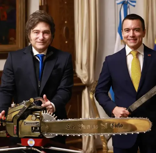 Javier Milei junto a Daniel Noboa posan junto a un machete y una motosierra.
