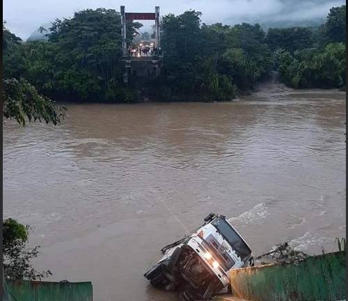 Colapsa puente cuando pasaba una volqueta en Zamora Chinchipe
