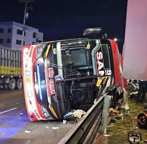 Un bus de la Cooperativa Santa, que cubría la ruta Quito-Cuenca, se salió de la calzada.