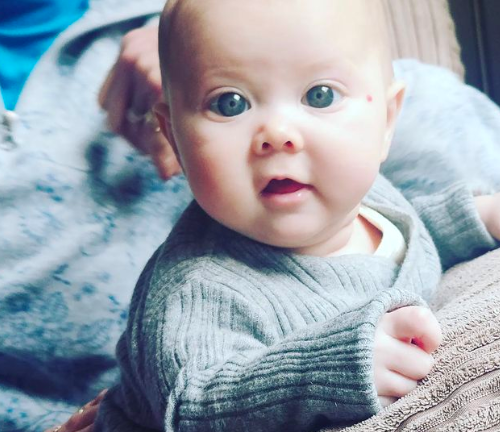 Aretria, de Inglaterra, fue diagnosticada con una terrible enfermedad en sus ojos.