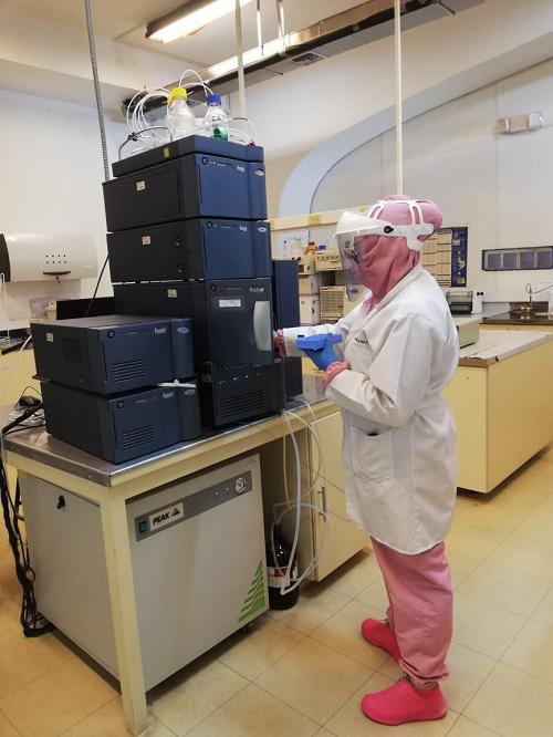 $!Estudiantes de la Escuela Politécnica Nacional realizan un análisis de compuestos bioactivos de alimentos mediante Cromatografía líquida de ultra y alta resolución en el Laboratorio de Química de Alimentos.