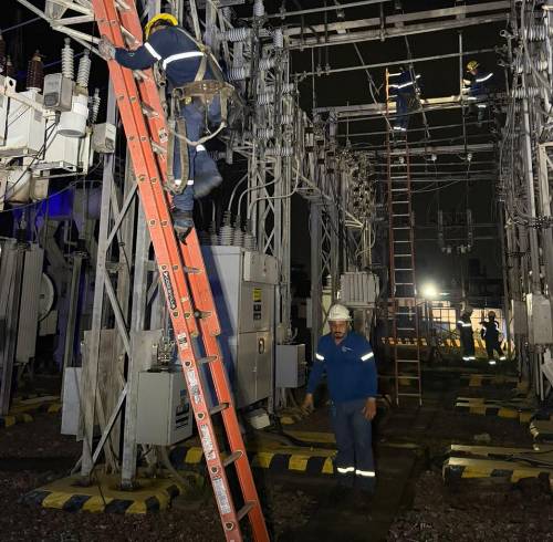 Técnicos de CNEL durante labores de mantenimiento.