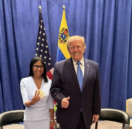 Presidenta interina de Venezuela, Delcy Rodríguez, posando junto al presidente de EE.UU., Donald Trump, en un encuentro que supone un acercamiento inédito entre Washington y Caracas.
