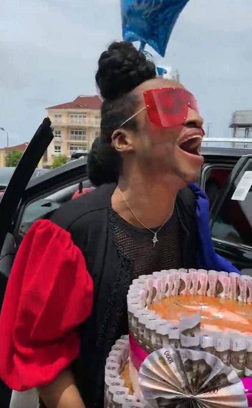$!Sus amigos le regalaron un auto y dinero en efectivo por su cumpleaños