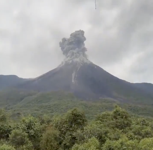Volcán reventador emite ceniza.