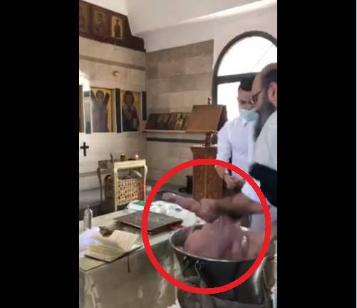 Demandan a sacerdote por sumergir violentamente a bebé en su bautismo