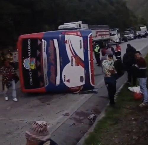 El bus interprovincial quedó volcado en la vía.