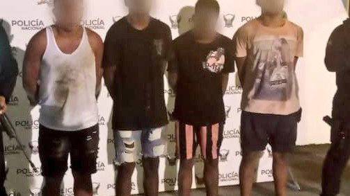 Policía detiene a cuatro presuntos miembros de Los Águilas tras intervenir en un tiroteo entre bandas delictivas en Esmeraldas