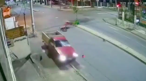 Conductor se fugó tras impactar a un motorizado en Ambato