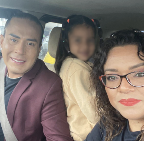 El cantante Mauricio Núñez junto a su esposa, Giomara Lozada.