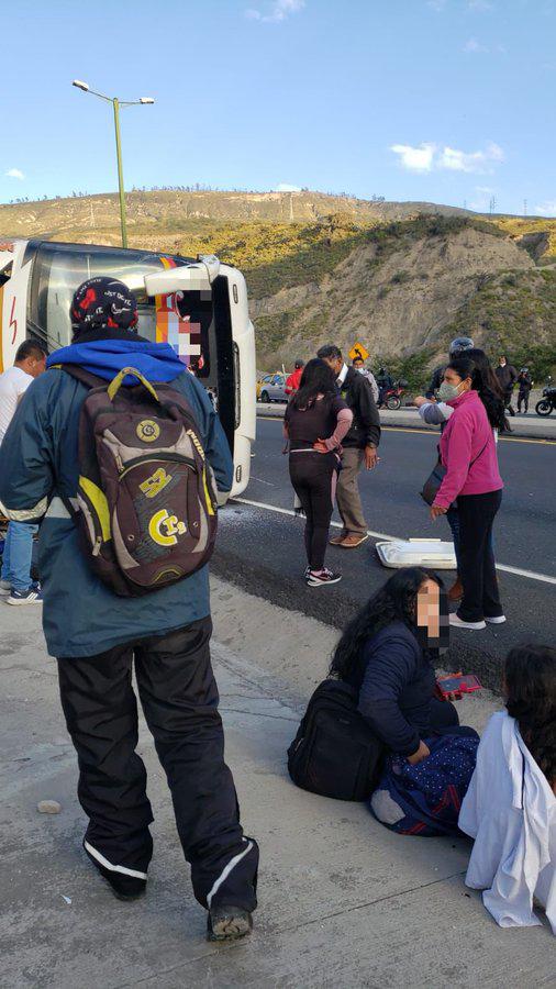 $!Accidente de bus interprovincial en Guayllabamba deja un fallecido y varios heridos