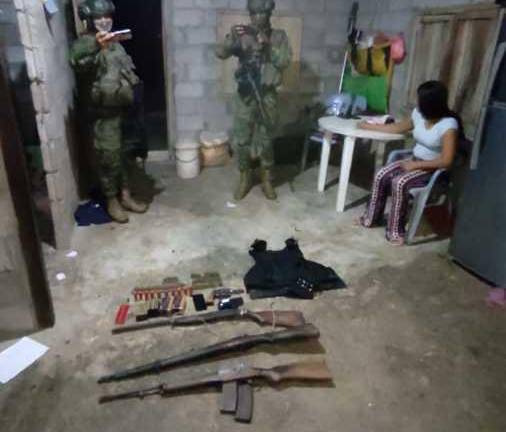 Los militares encontraron armas al interior de una casa en el cantón El Carmen.