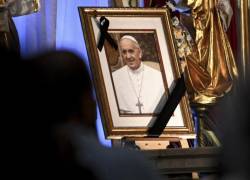 Un retrato del difunto Papa Francisco se ve durante una misa en la Parroquia Santuario Nacional del Corazón de María en la Ciudad de Panamá el 21 de abril de 2025.