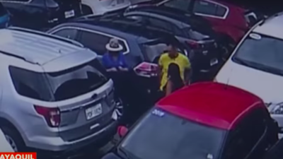 Pareja ingres&oacute; a una concesionaria, prob&oacute; un auto y despu&eacute;s lo rob&oacute; en Guayaquil 