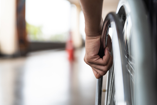 Mujer mantuvo a su hija sana en un silla de ruedas por 6 años tras exagerar su enfermedad