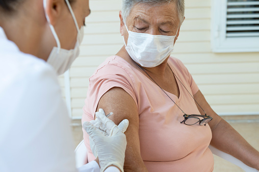 La vacuna de AstraZeneca es segura y eficaz en adultos mayores, según informe