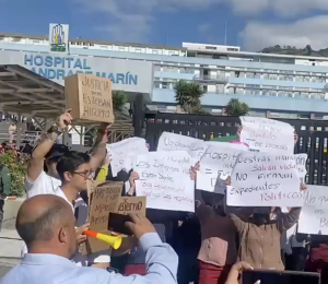 Médicos internistas protestaron en los exteriores del Hospital Carlos Andrade Marín (HCAM).