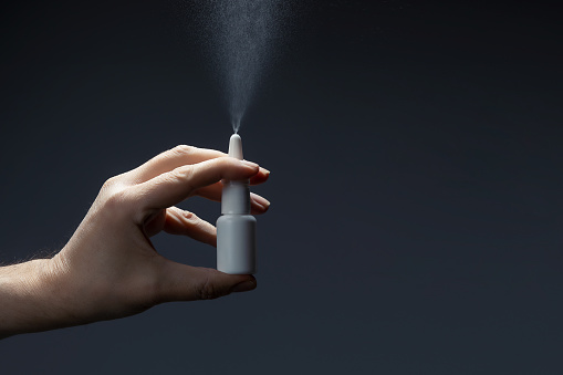 Científicos desarrollan un spray nasal que bloquea la transmisión de la COVID-19