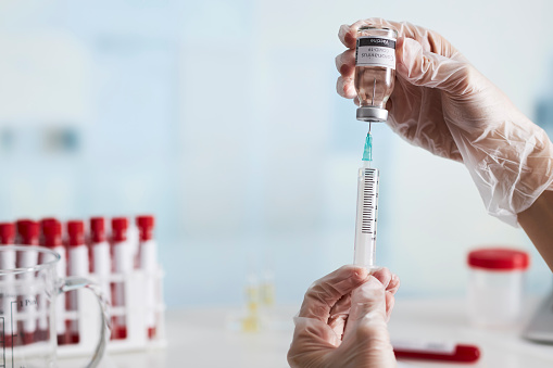 ¿Cuánto durará la inmunidad de la vacuna y qué sucederá con los asintomáticos?