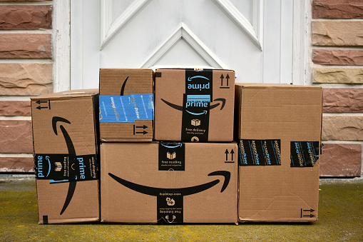 ¿Cómo puedes hacerte millonario revendiendo productos en Amazon?