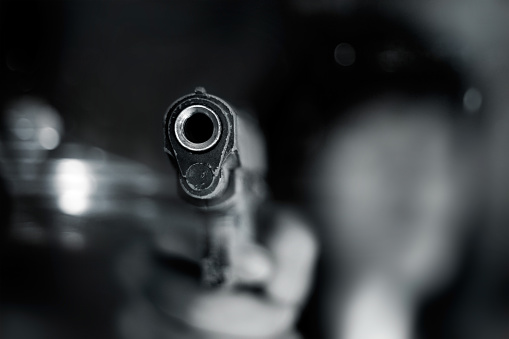 Hombre dispara y asesina a su esposa embarazada al confundirla con un intruso